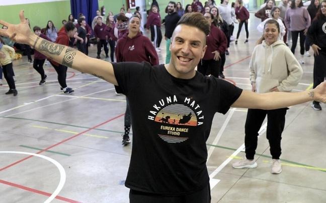 Oliber Nestar, sonriente en un ensayo con Eureka.