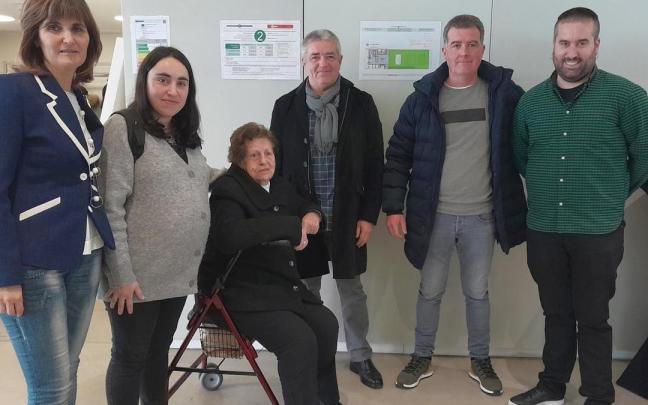 Responsables municipales de Gamiz-Fika arroparon a la familia de Patxi Jaka Bikandi.