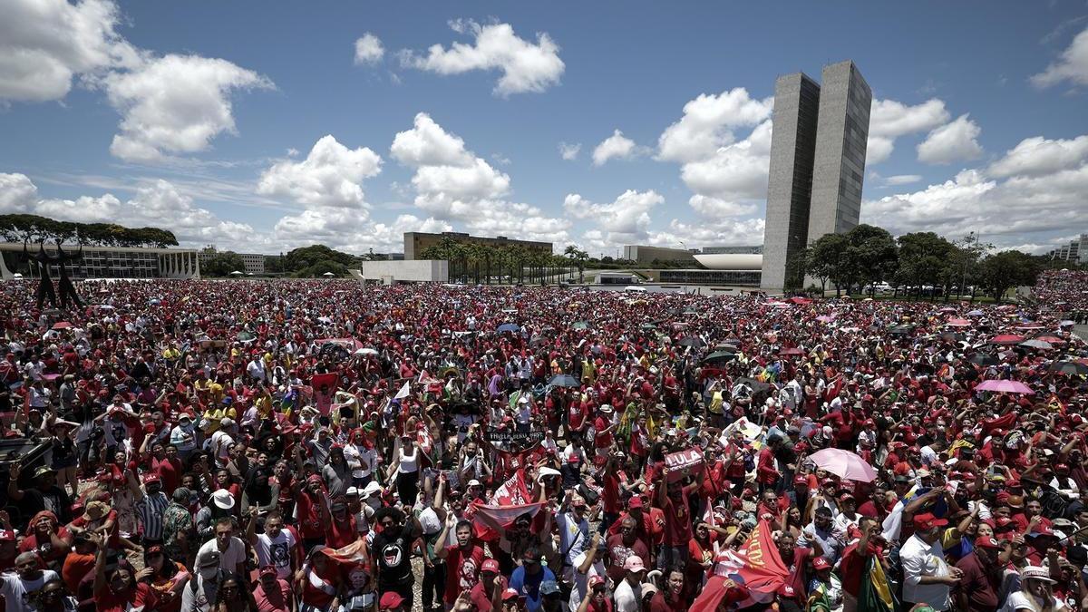 Miles de personas se concentran en la Explanada de los Ministerios.