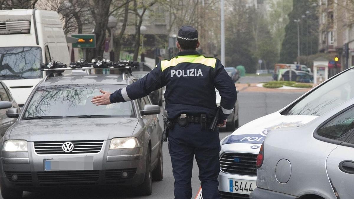 Imagen de archivo de un control de la Policía Local en Vitoria