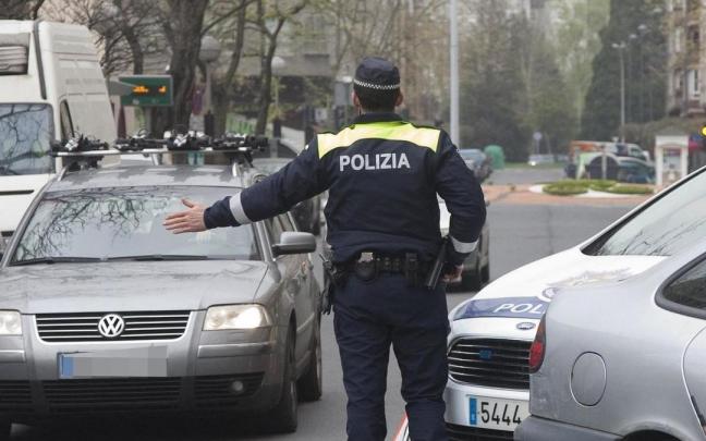 Imagen de archivo de un control de la Polic&iacute;a Local en Vitoria