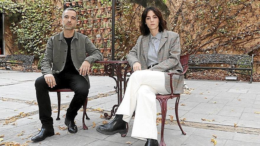 El director de &lsquo;Suro&rsquo;, Mikel Gurrea, y la actriz Vicky Luengo en el hotel AC de Tudela.