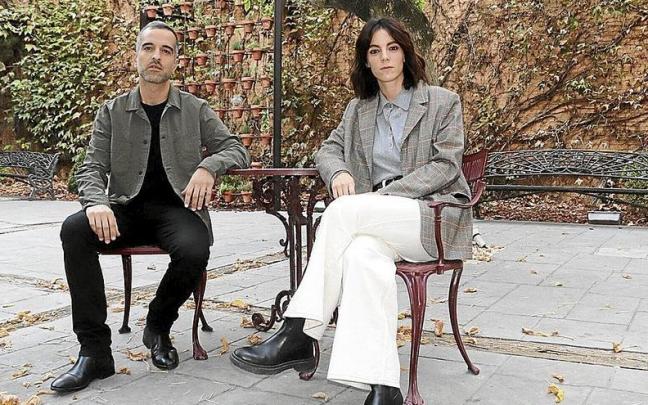 El director de &lsquo;Suro&rsquo;, Mikel Gurrea, y la actriz Vicky Luengo en el hotel AC de Tudela.
