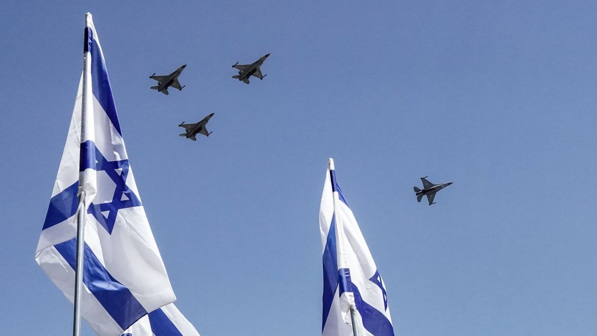 Aviones de combate de Israel junto a la bandera del país.