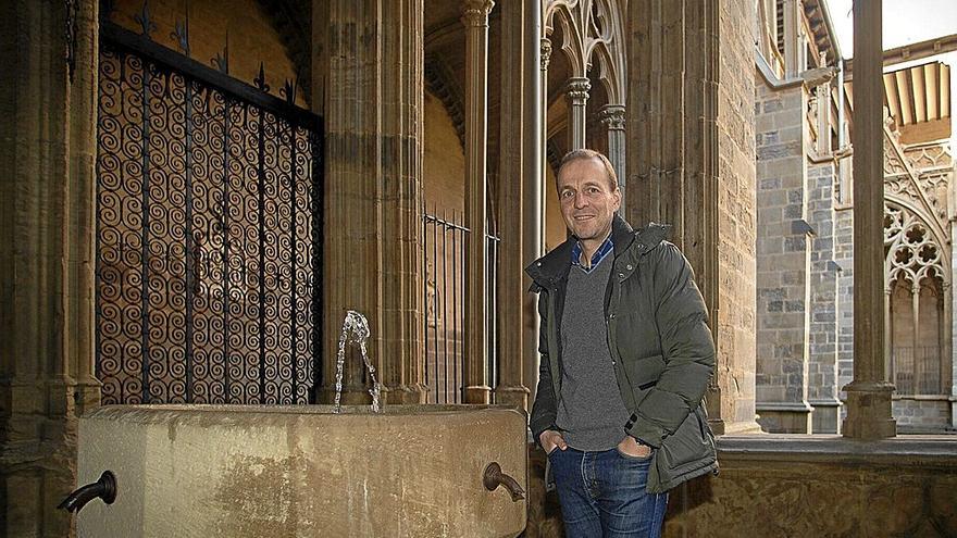 El técnico gallego, en el claustro gótico de la Catedral de Pamplona.