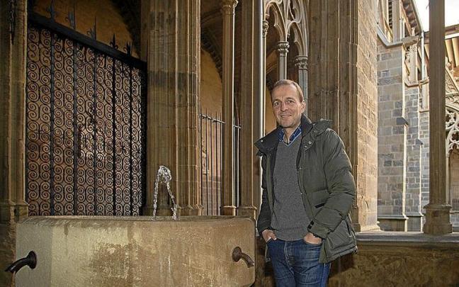 El técnico gallego, en el claustro gótico de la Catedral de Pamplona. El técnico gallego, en el claustro gótico de la Catedral de Pamplona.