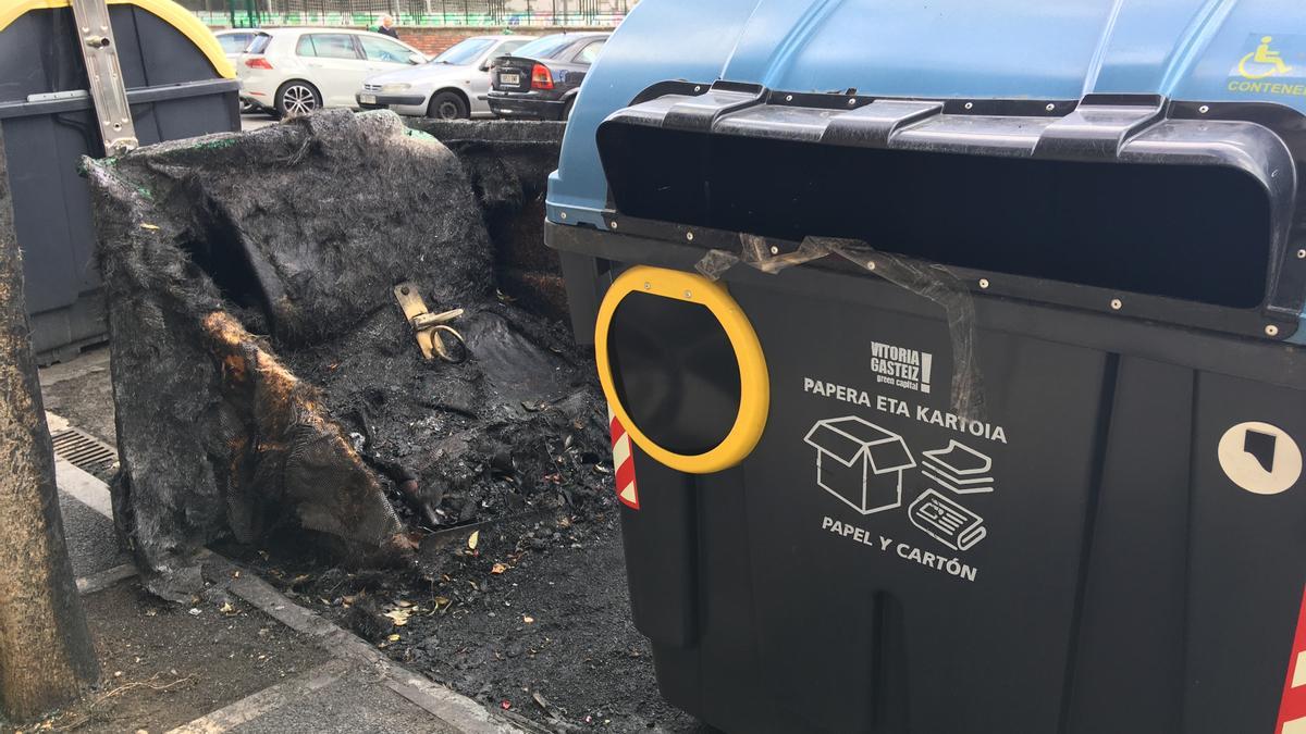 Imagen de uno de los contenedores quemados en la calle Madre Vedruna