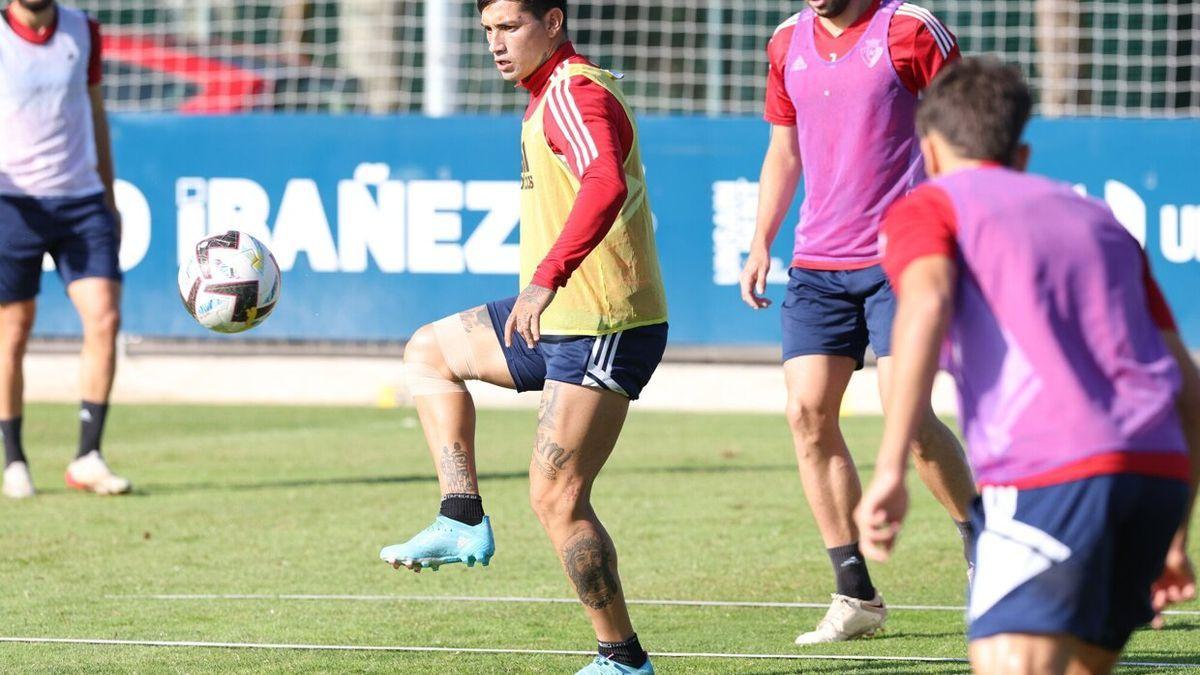 Chimy Ávila, serio, en el entrenamiento de esta mañana en Tajonar.