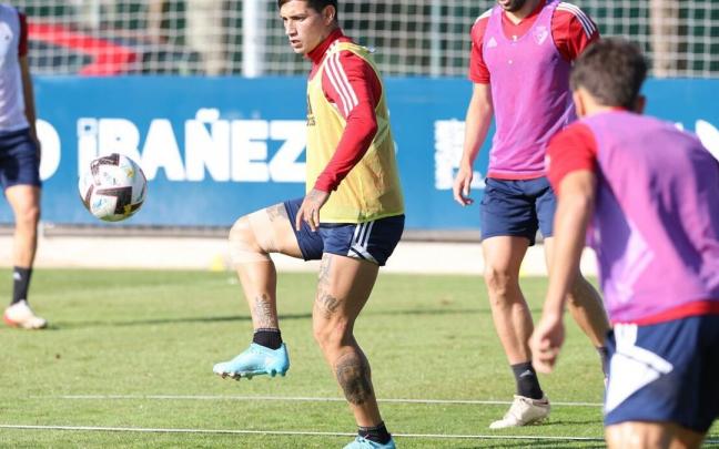 Chimy Ávila, serio, en el entrenamiento de esta mañana en Tajonar. Chimy Ávila, serio, en el entrenamiento de esta mañana en Tajonar.