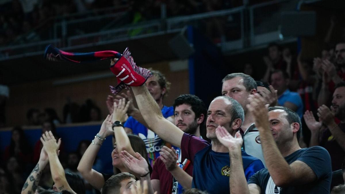 Aficionados del Baskonia animan al equipo durante el último partido ante el Real Madrid en el Buesa Arena