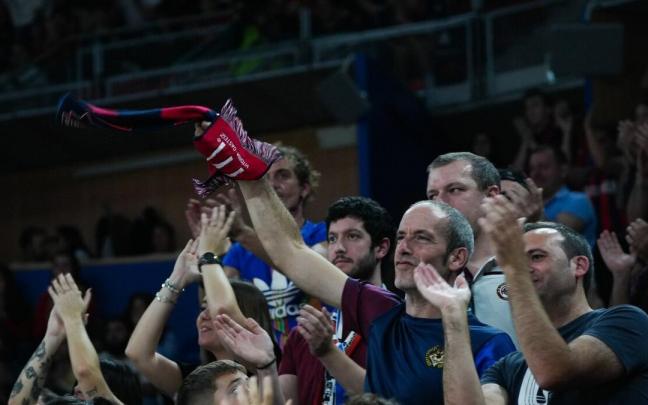 Aficionados del Baskonia animan al equipo durante el &uacute;ltimo partido ante el Real Madrid en el Buesa Arena