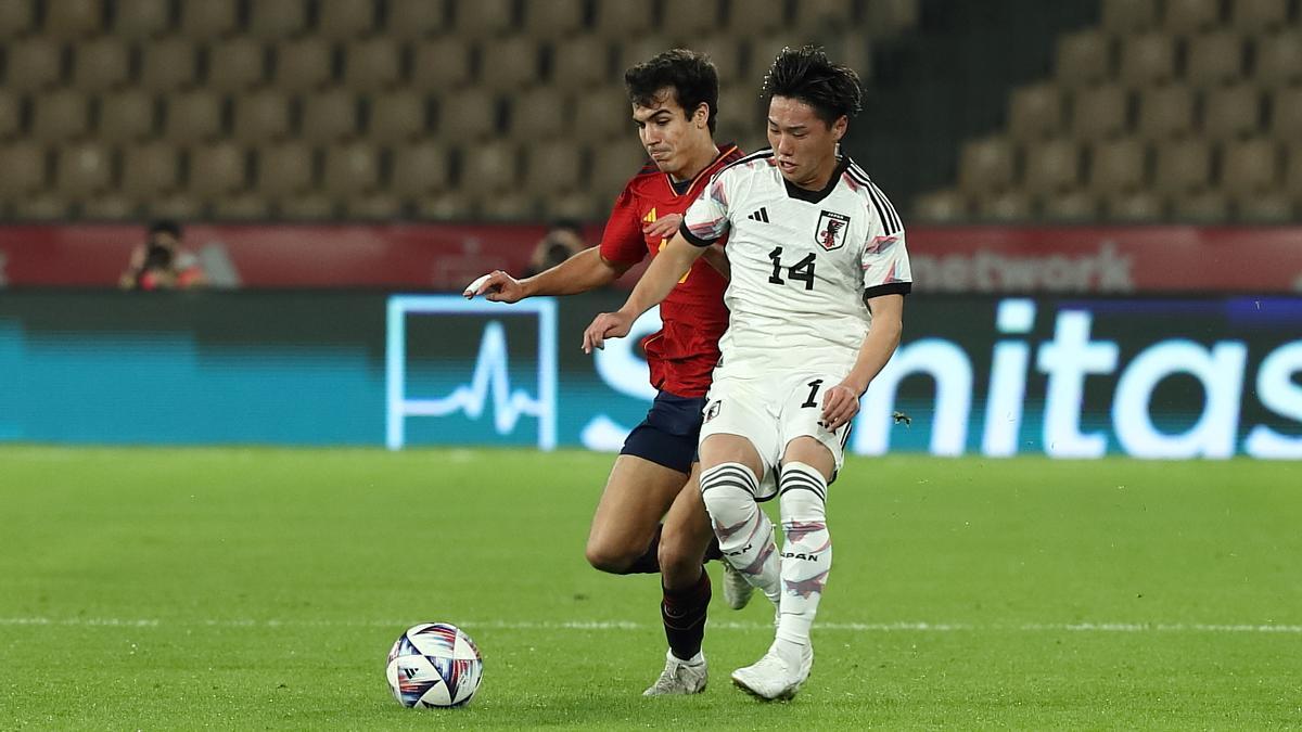 Manu Sánchez, en pugna con un jugador japonés.