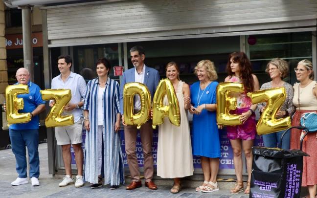 Corporativos donostiarras posan junto al Punto Morado del Boulevard para recordar la necesidad de evitar las agresiones.