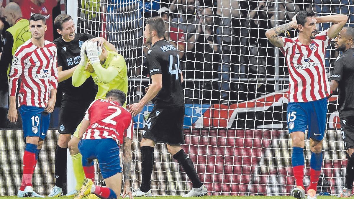 Álvaro Morata y Stefan Savic, del Atlético de Madrid, se lamentan tras la intervención de Simon Mignolet, portero del Brujas. | FOTO: EFE