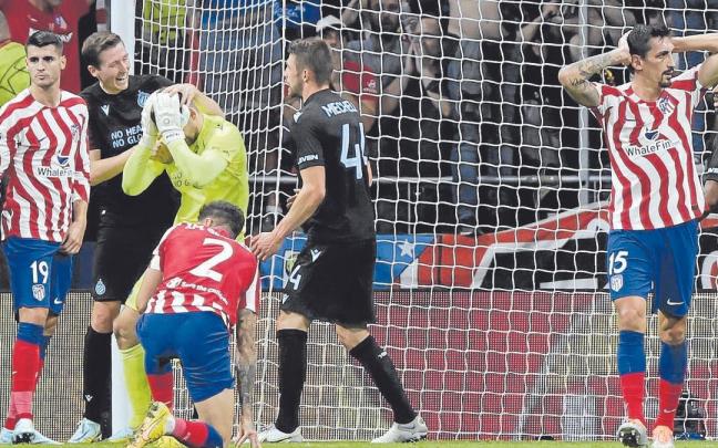 Álvaro Morata y Stefan Savic, del Atlético de Madrid, se lamentan tras la intervención de Simon Mignolet, portero del Brujas. | FOTO: EFE