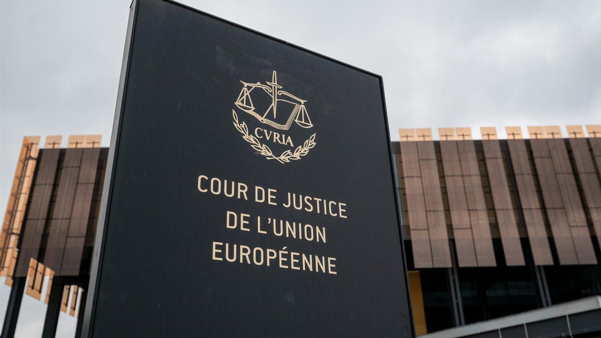 Placa del Tribunal de Justicia de la Unión Europea frente a uno de sus edificios.