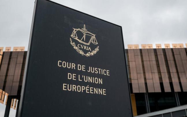 Placa del Tribunal de Justicia de la Unión Europea frente a uno de sus edificios. Placa del Tribunal de Justicia de la Unión Europea frente a uno de sus edificios.