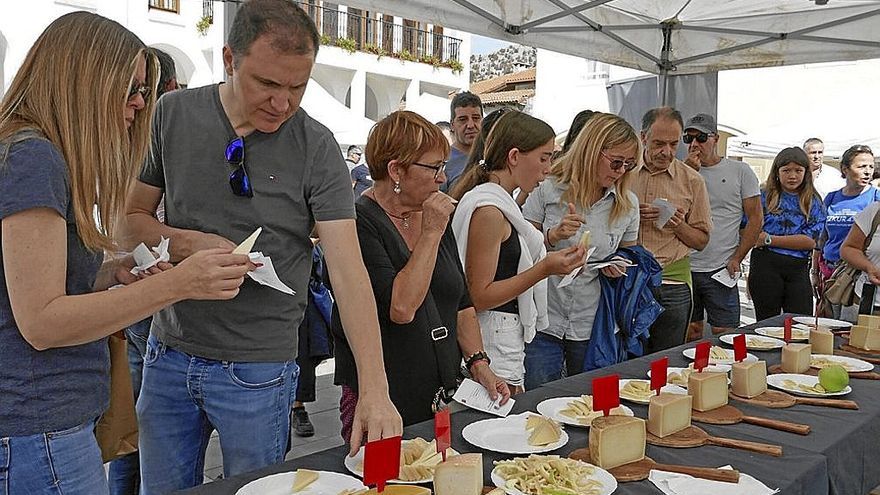 Un jurado popular decidió el fallo del concurso de quesos, con 11 piezas presentadas.