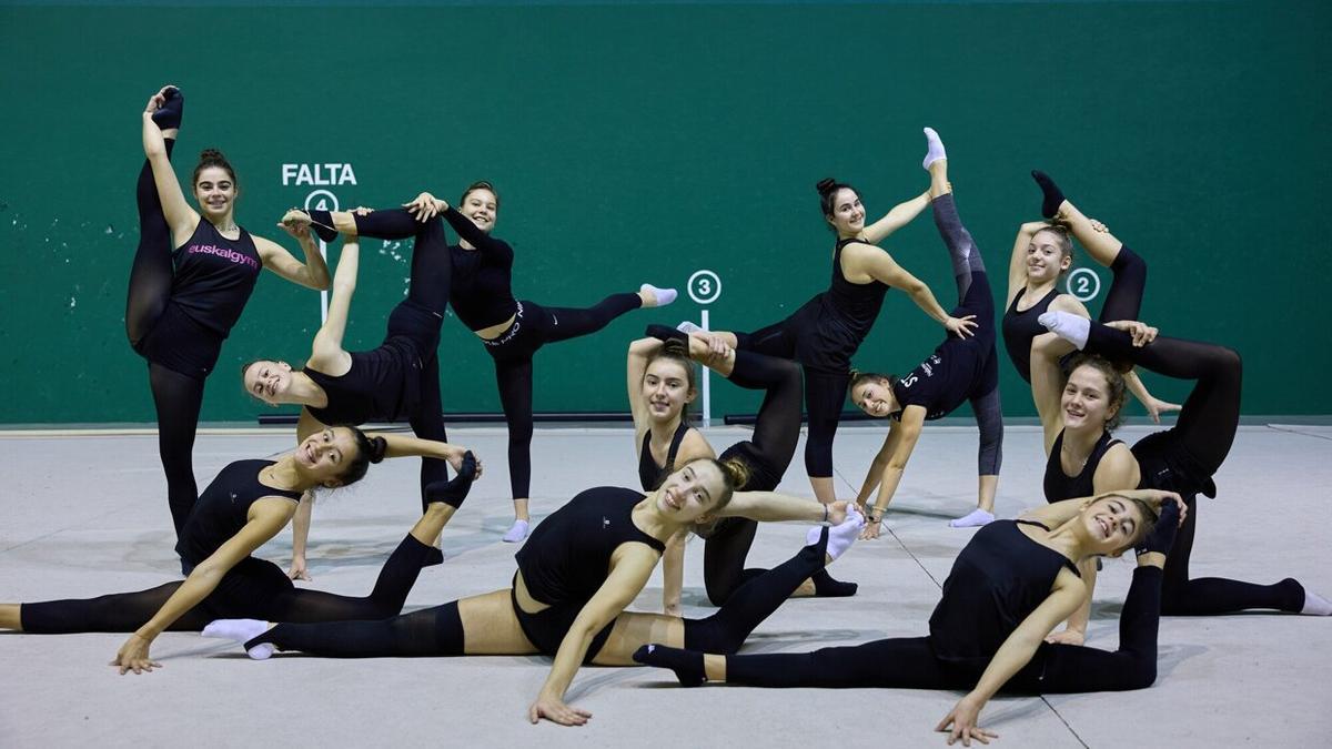 Las componentes de los equipos sénior e infantil del equipo de gimnasia rítmica de Ansoáin.