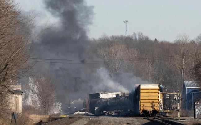 El tren descarrilado en Ohio.