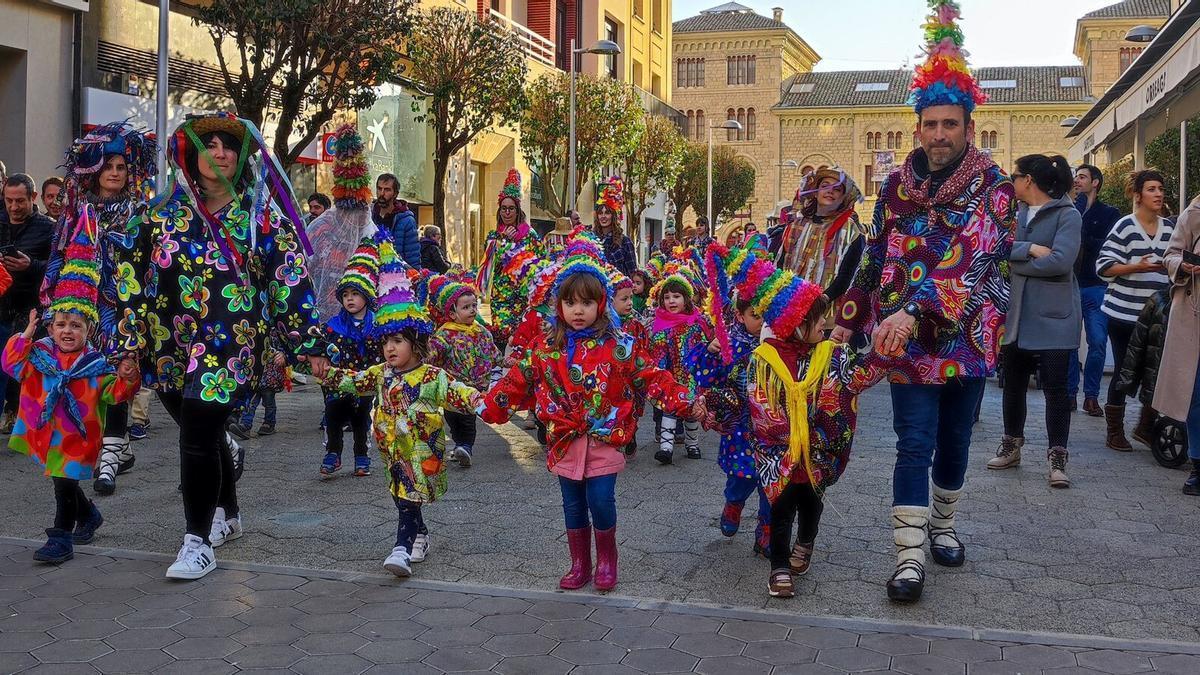 El carnaval de Lizarra Ikastola volvió a recorrer las calles de la ciudad del Ega.