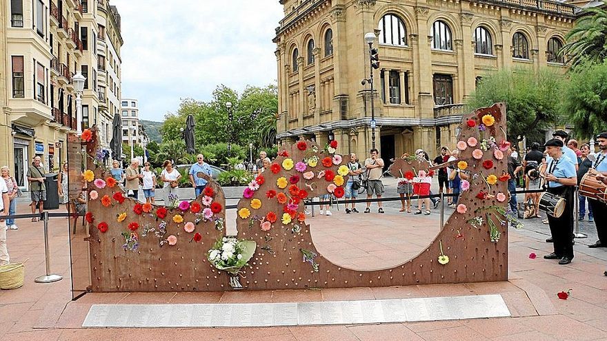 Homenaje floral a los muertos de hace 86 años