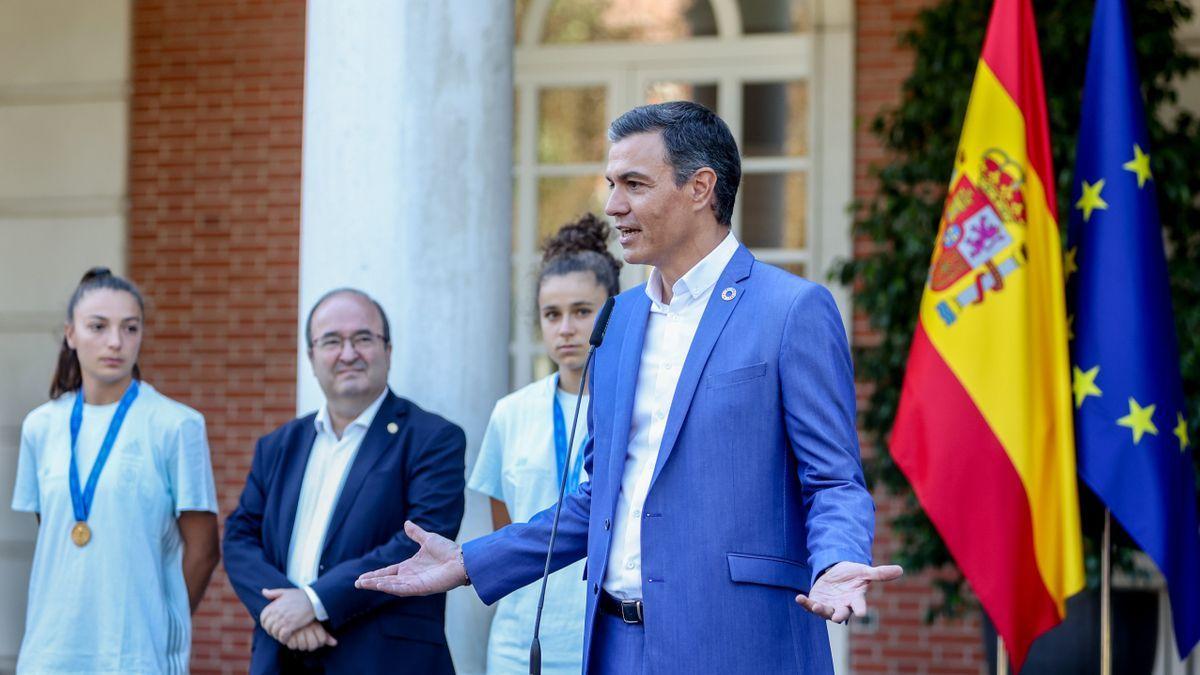 El presidente del Gobierno español, Pedro Sánchez, con la selección femenina de fútbol Sub-20