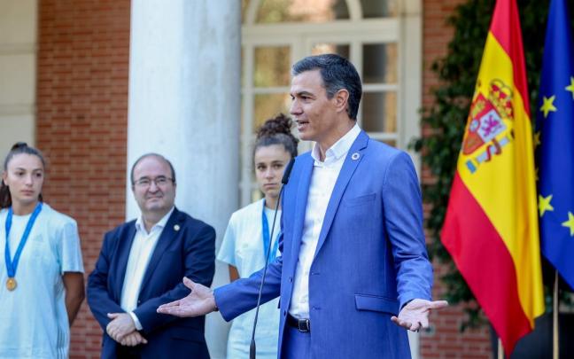 El presidente del Gobierno español, Pedro Sánchez, con la selección femenina de fútbol Sub-20 El presidente del Gobierno español, Pedro Sánchez, con la selección femenina de fútbol Sub-20