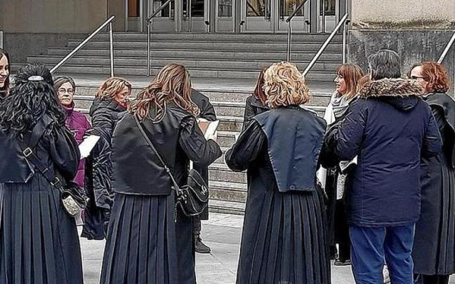 Los Letrados de Justicia, concentrados ante el TSJPV. | FOTO: E. P.