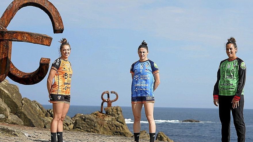 Paula Arcos, Maitane Etxeberria y Maddi Aalla, ayer con las nuevas equipaciones del Super Amara Bera Bera en el Peine del Viento. | FOTO: RUBEN PLAZA