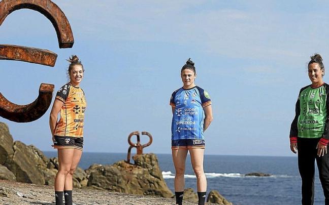 Paula Arcos, Maitane Etxeberria y Maddi Aalla, ayer con las nuevas equipaciones del Super Amara Bera Bera en el Peine del Viento. | FOTO: RUBEN PLAZA