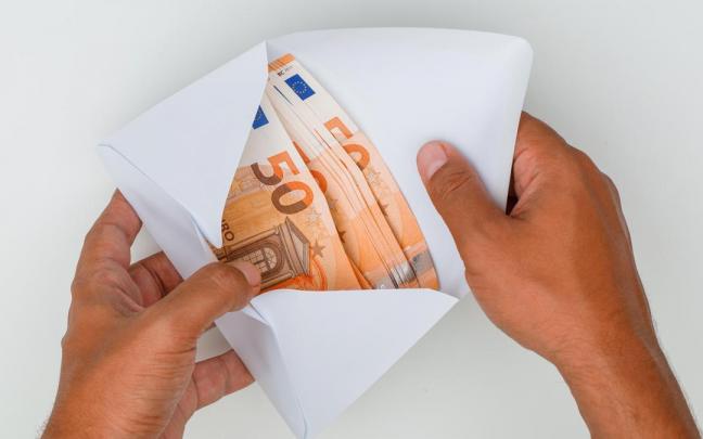 Varios billetes de 50 euros en un sobre.