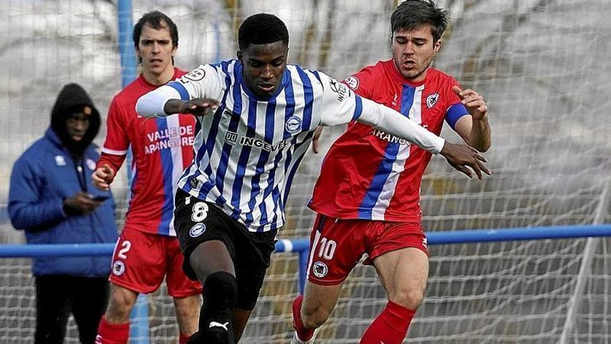 Selu Diallo, expulsado en los últimos minutos del partido, defiende un balón durante el Alavés B-Mutilvera.