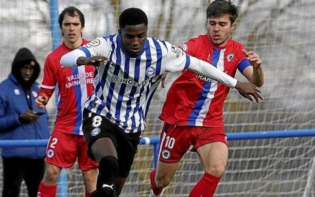 Selu Diallo, expulsado en los últimos minutos del partido, defiende un balón durante el Alavés B-Mutilvera.