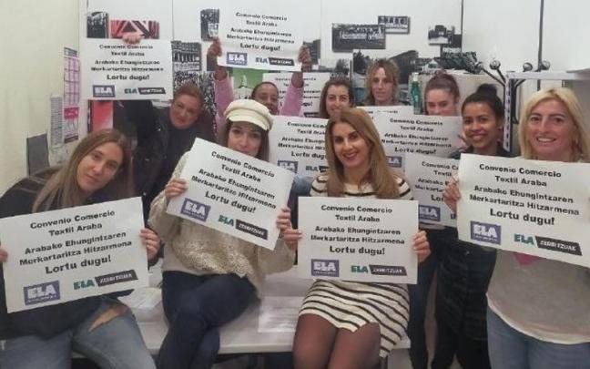 Trabajadores de ELA tras la firma del acuerdo del sector textil en &Aacute;lava