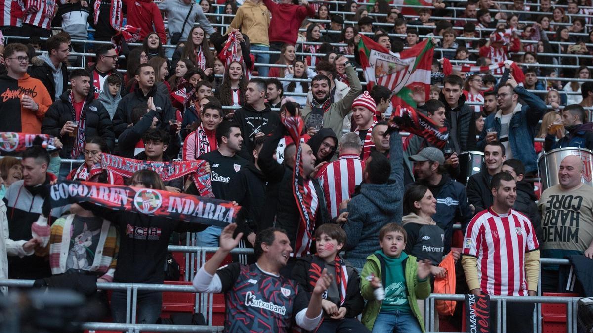 Aficionados del Athletic en la fiesta del 125 aniversario en San Mamés