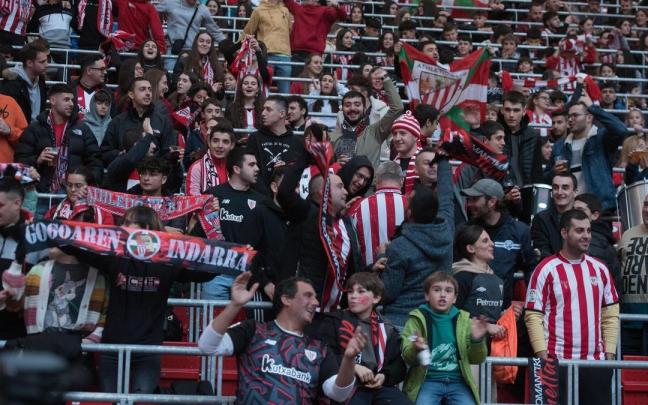 Aficionados del Athletic en la fiesta del 125 aniversario en San Mamés