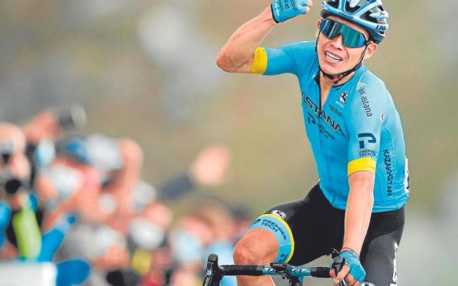 Miguel &Aacute;ngel L&oacute;pez festeja la victoria en la cima del Col de la Loze en el Tour de 2020. | FOTO: N.G.