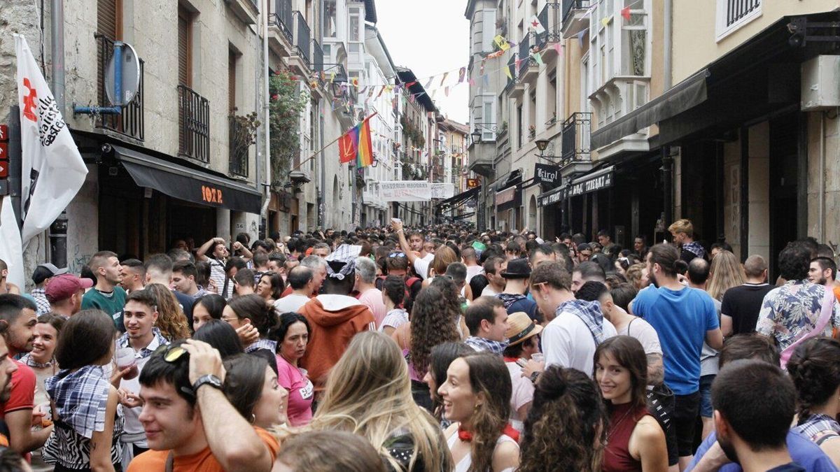 Ambiente en la calle Cuchillería tras el txupinazo