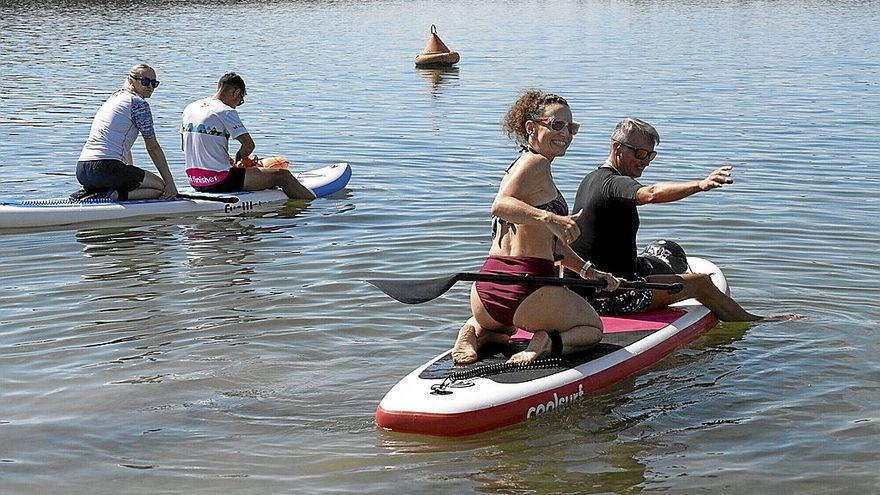 Coinciden los bañistas del pantano de Ullibarri en las muchas oportunidades que ofrece este privilegiado entorno cercano a Vitoria para darse un chapuzón y practicar deporte: senderismo, bici, piragua, buceo..., además de para refresc