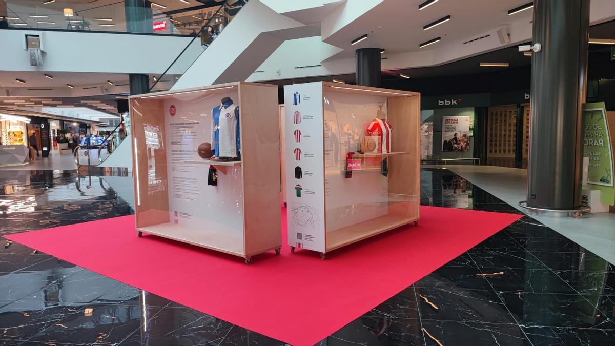 Las seis camisetas del Athletic se exponen como obras de arte.