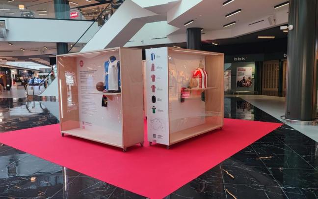 Las seis camisetas del Athletic se exponen como obras de arte.