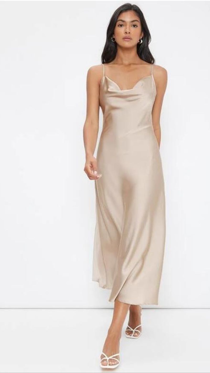 Vestido lencero en tono albaricoque.