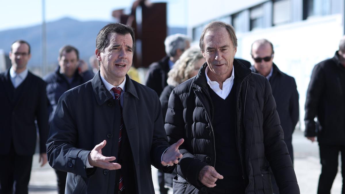 El consejero Mikel Irujo y el presidente del Grupo Flamasats, Xavier Puig.