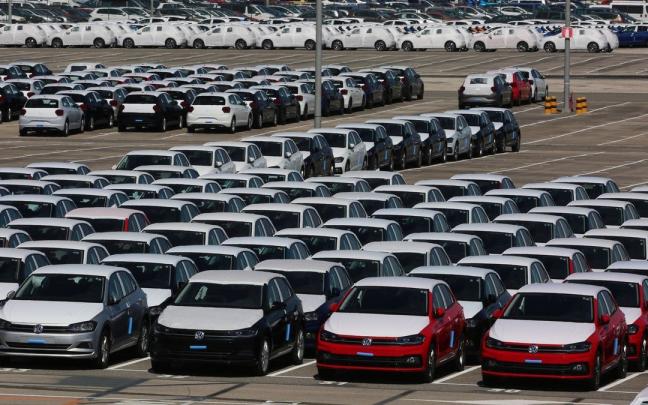 Coches en la explanada de la planta de Volkswagen Navarra.