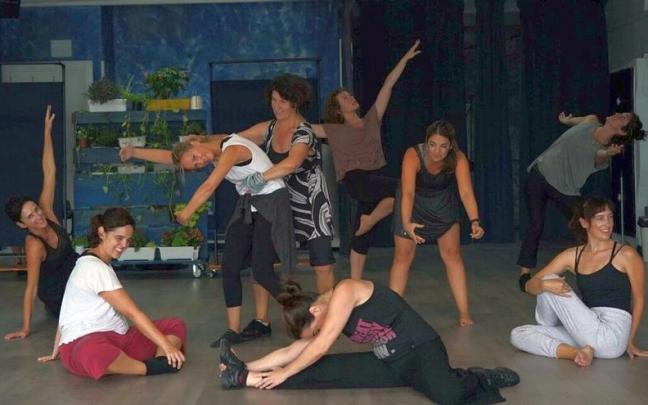 La core&oacute;grafa Maitane Zalduegi imparte clases de baile a un grupo de alumnas en su sala ZART, ubicada en Deusto.