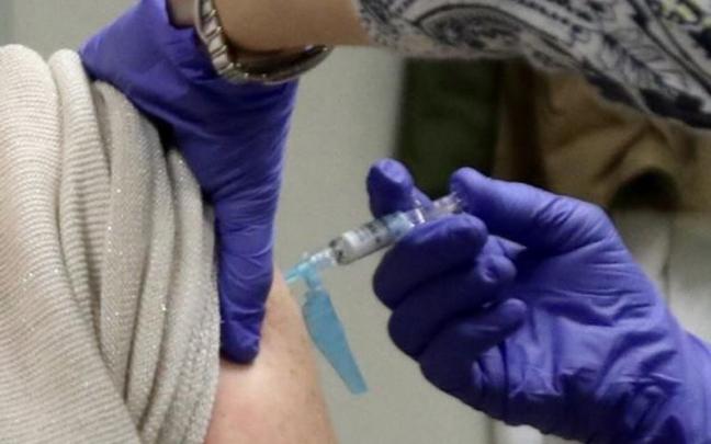 Darias confirma la cuarta dosis de la vacuna contra la covid "para toda la población"