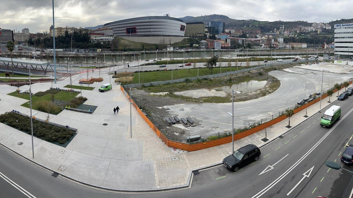 El solar donde se van a construir los tres bloques de alto standing está ya perfectamente delimitado por un vallado tras culminar la urbanización que le rodea la Junta de Concertación de Zorrotzaurre.