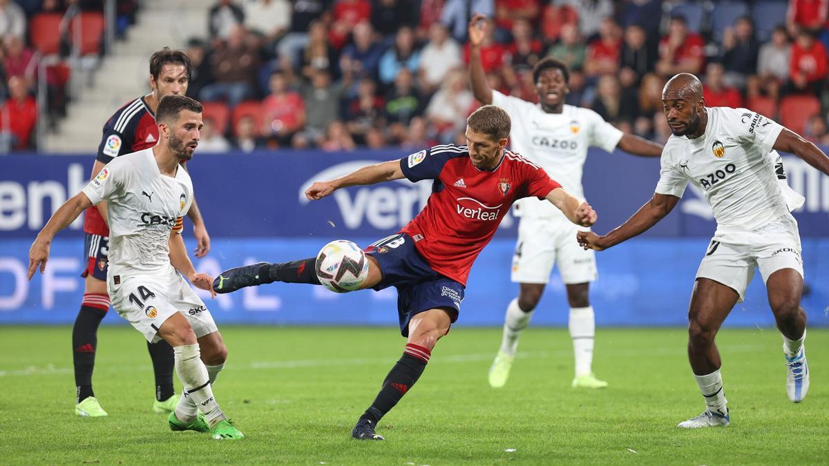 Imagen del encuentro entre el Osasuna y el Valencia en El Sadar.