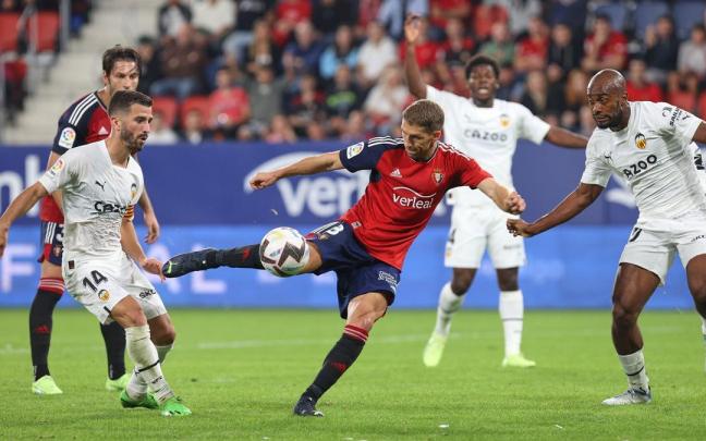 Imagen del encuentro entre el Osasuna y el Valencia en El Sadar. Imagen del encuentro entre el Osasuna y el Valencia en El Sadar.